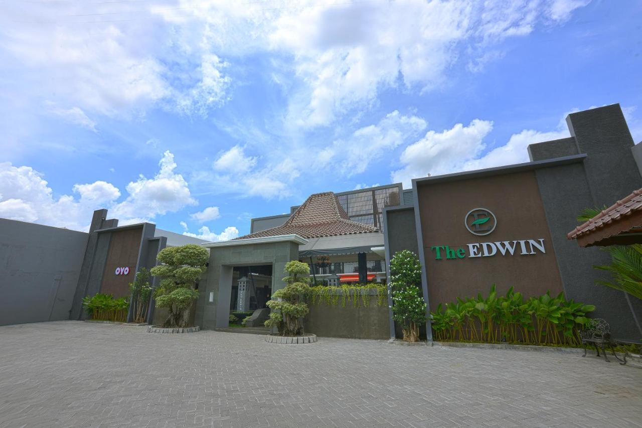 The Edwin Syariah Hotel Ngabean Exterior photo